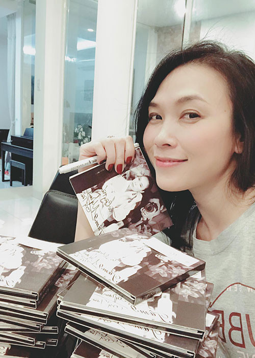 Mỹ Tâm miệt mài ký tặng trên loạt đĩa mới của mình.