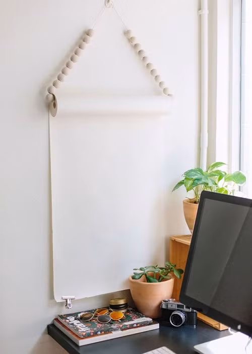 Vấn đề: Không có chỗ để treo giấy nhớ: Hãy tận dụng bức tường ở bàn làm việc của bạn để treo một tờ mảnh bìa lớn và bạn có thể thoải mái dán giấy nhớ lên mảnh bìa này.