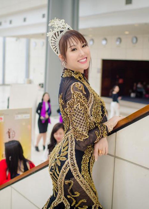 Phi Thanh Vân khoe vóc dáng đã qua dao kéo tại một sự kiện.