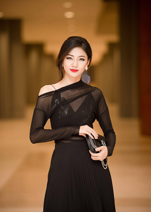 Á hậu 1 cuộc thi Hoa hậu Việt Nam 2016 thường xuyên tham gia các sự kiện giải trí.