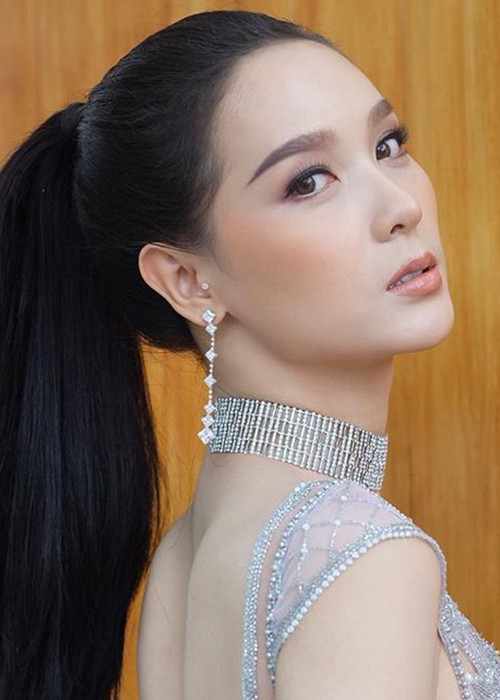 Sau khi giành chiến thắng cuộc thi Hoa hậu Chuyển giới Thái Lan 2016, Mo Jiratchaya tham gia cuộc thi Hoa hậu Chuyển giới Quốc tế 2016.