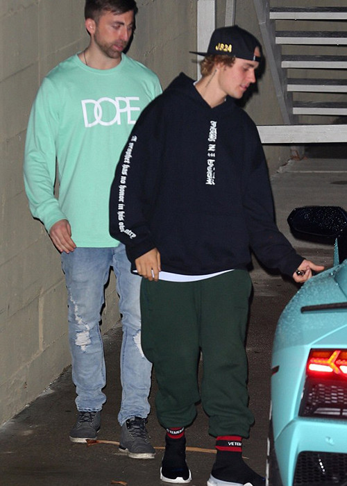 Nam ca sĩ sinh năm 1994 đi cùng với một số người bạn và cố gắng không gây sự chú ý. Ảnh: Dailymail