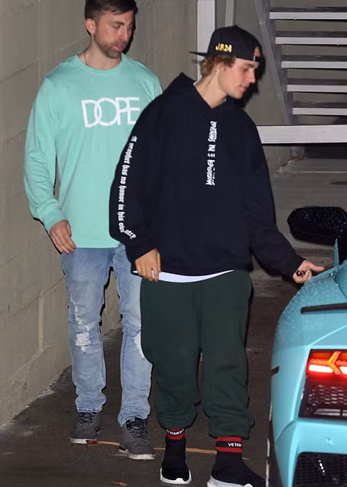 Nam ca sĩ sinh năm 1994 đi cùng với một số người bạn và cố gắng không gây sự chú ý. Ảnh: Dailymail