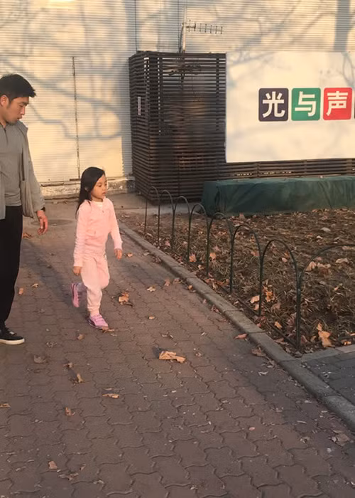 Bé Điềm Hinh là con gái của Lý Tiểu Lộ và Giả Nãi Lượng. Gần đây, nhóc tì này thường xuyên xuất hiện bên mẹ.