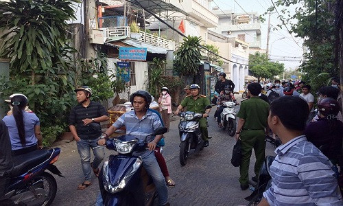 Nhiều người dân đến hiện trường theo dõi vụ việc.