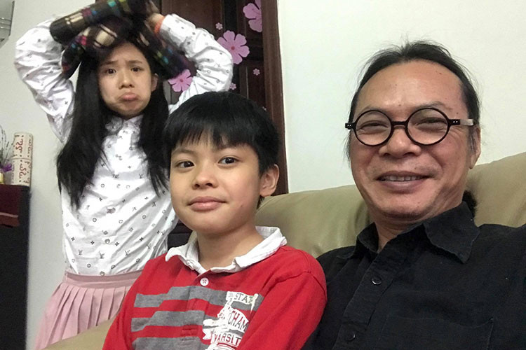 Đạo diễn Trần Lực khoe ảnh tươi rói bên các con.