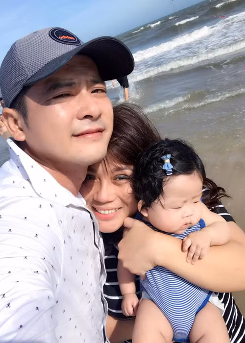 Vợ chồng sao Việt Hoàng Anh đưa con gái đi biển.