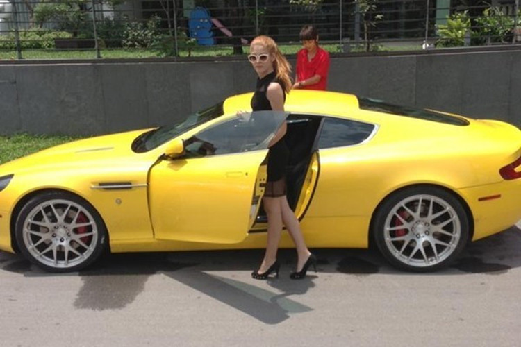 Năm 2013, Andrea khiến dân mạng xôn xao khi khoe siêu xe được bố tặng dịp sinh nhật. Tuy nhiên, cô bị tố khoe xe mượn. Ảnh: Công Lý