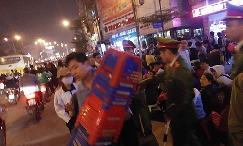 Lực lượng chức năng sử dụng biện pháp.mạnh xử lý các trường hợp người cho thuê ghế vi phạm.