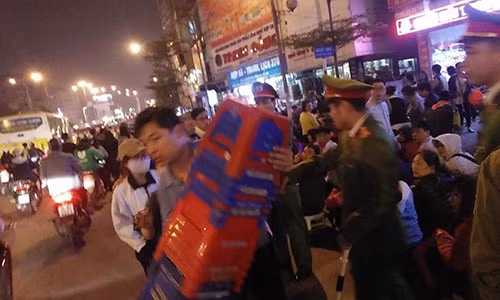 Lực lượng chức năng sử dụng biện pháp.mạnh xử lý các trường hợp người cho thuê ghế vi phạm.