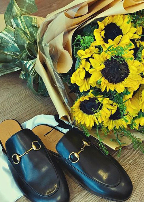 Khả Ngân cảm thấy bất ngờ trước món quà ngày Quốc tế Phụ nữ.