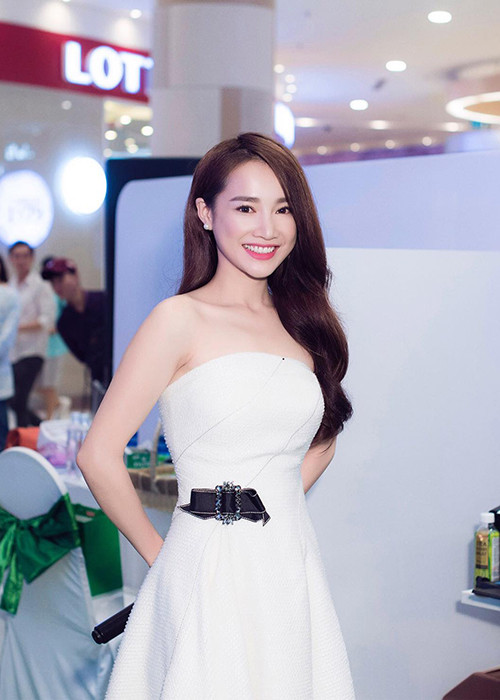 Ngoài tài năng diễn xuất, Nhã Phương được yêu mến bởi dung nhan xinh đẹp. Cô sở hữu gương mặt thanh tú, nước da trắng, vóc dáng cân đối, quyến rũ.