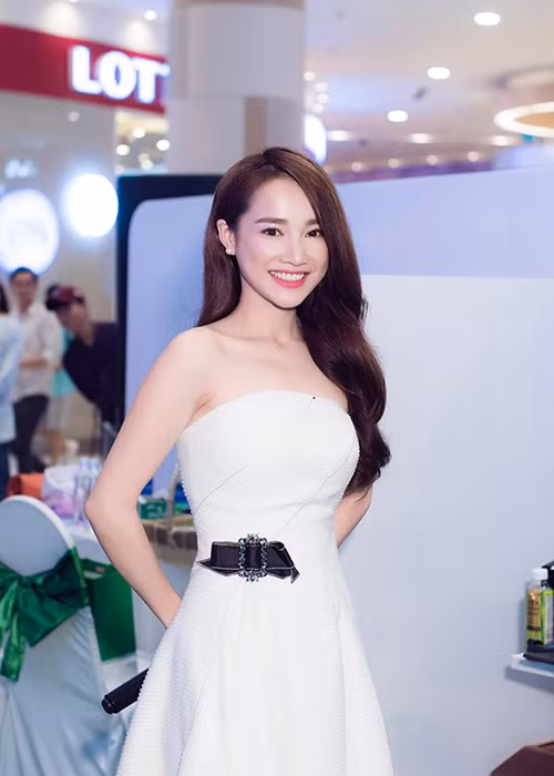 Ngoài tài năng diễn xuất, Nhã Phương được yêu mến bởi dung nhan xinh đẹp. Cô sở hữu gương mặt thanh tú, nước da trắng, vóc dáng cân đối, quyến rũ.