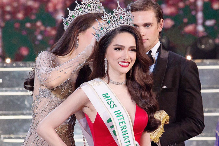 Tối 9/3, Hương Giang Idol trở thành tân Hoa hậu Chuyển giới Quốc tế. Cô là đại diện Việt Nam đầu tiên đăng quang tại đấu trường sắc đẹp dành cho người chuyển giới.