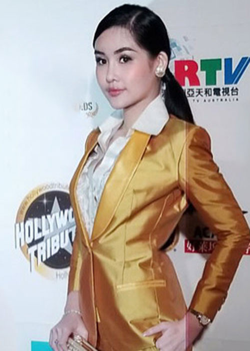 Kể từ khi đăng quang Hoa hậu Đại dương vào cuối tháng 10/2017, Lê Âu Ngân Anh tham gia nhiều sự kiện, thực hiện các bộ ảnh thời trang. Dù nhan sắc gây tranh cãi, nhưng người đẹp không ngại ngùng khi đứng trước ống kính. Dễ nhận thấy Ngân Anh ít khi thoải mái cười tươi.