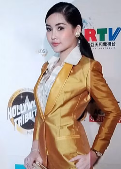 Kể từ khi đăng quang Hoa hậu Đại dương vào cuối tháng 10/2017, Lê Âu Ngân Anh tham gia nhiều sự kiện, thực hiện các bộ ảnh thời trang. Dù nhan sắc gây tranh cãi, nhưng người đẹp không ngại ngùng khi đứng trước ống kính. Dễ nhận thấy Ngân Anh ít khi thoải mái cười tươi.