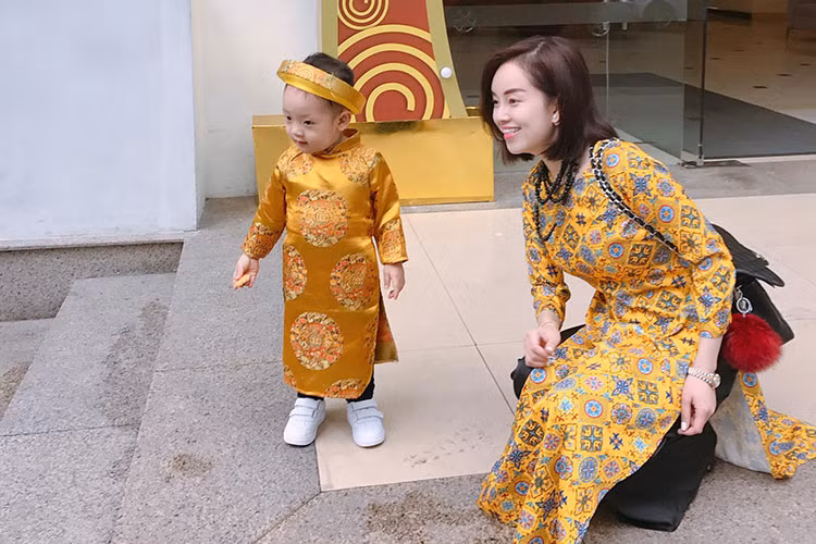 Ly Kute cùng con trai diện áo dài đón Tết Nguyên Đán 2018.