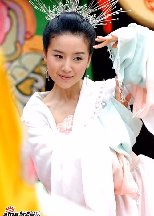  Đổng Khiết sinh năm 1980, được biết đến qua loạt phim đình đám: "Gia tộc kim phấn", "Lương Sơn Bá - Chúc Anh Đài"... Ảnh: Sina