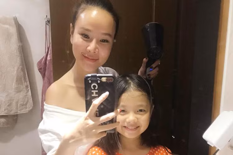 Dương Yến Ngọc tâm sự: “Con gái sắp thành thiếu nữ rồi, 8 năm nữa con được 18 tuổi, lúc đó mẹ sẽ làm gì nhỉ. Hồi hộp quá trời”.