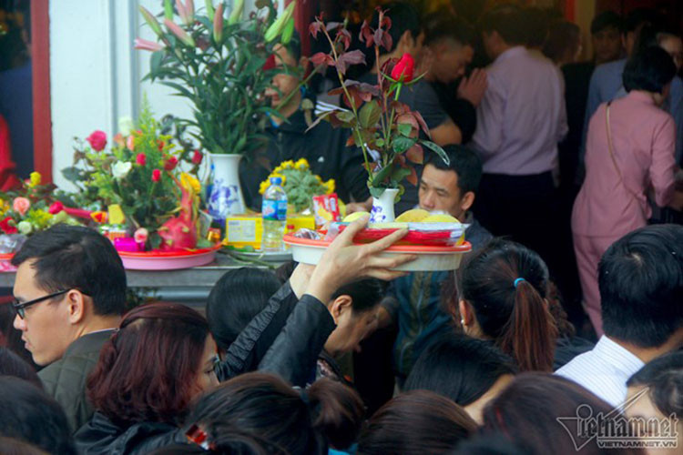 Dòng người đông đúc nên người người phải bê cao mâm lễ. Dòng người đông đúc nên người người phải bê cao mâm lễ.