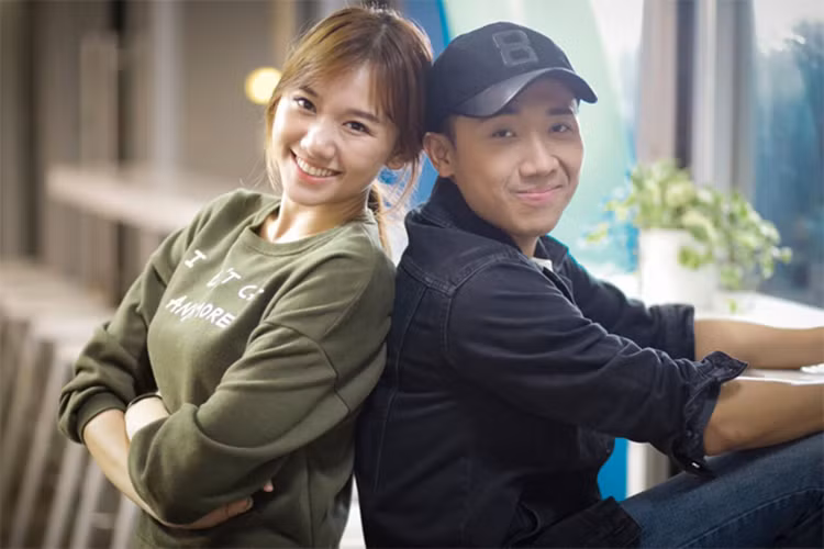 Ngoài ra, Trấn Thành - Hari Won công khai yêu nhau đúng vào thời điểm cả hai sắp ra mắt bộ phim đóng chung nên từng bị cho là dùng chuyện tình cảm để PR. Ảnh: NSX