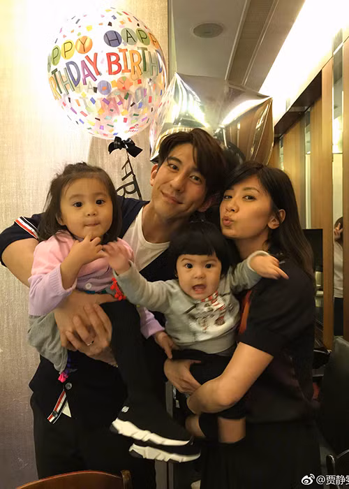 Giả Tịnh Văn kết hôn với Tu Khải Kiệt vào năm 2015. Đây là cuộc hôn nhân lần thứ 2 của nữ diễn viên, nhưng với Tu Khải Kiệt, đây là lần đầu anh lập gia đình.