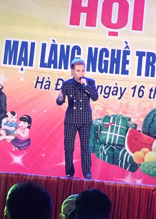 Châu Việt Cường thường xuyên chạy show hội chợ - nơi âm thanh, ánh sáng hạn chế và sân khấu không lớn.
