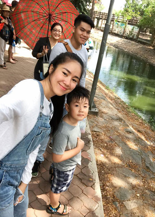 Vợ chồng Lê Phương đưa bé Cà Pháo đi công viên vừa để khám phá vừa để tập thể dục.