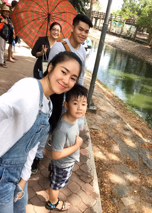 Vợ chồng Lê Phương đưa bé Cà Pháo đi công viên vừa để khám phá vừa để tập thể dục.