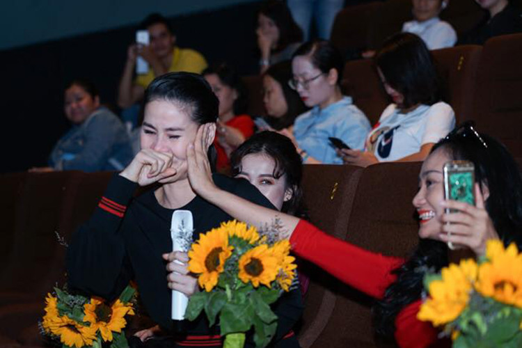 Thân Thúy Hà tâm sự: "Cái gì cũng có thể diễn giả tạo, che đậy được. Nhưng cảm xúc thì không thể. Kệ. Dù sao em cũng là bánh bèo thật mà".