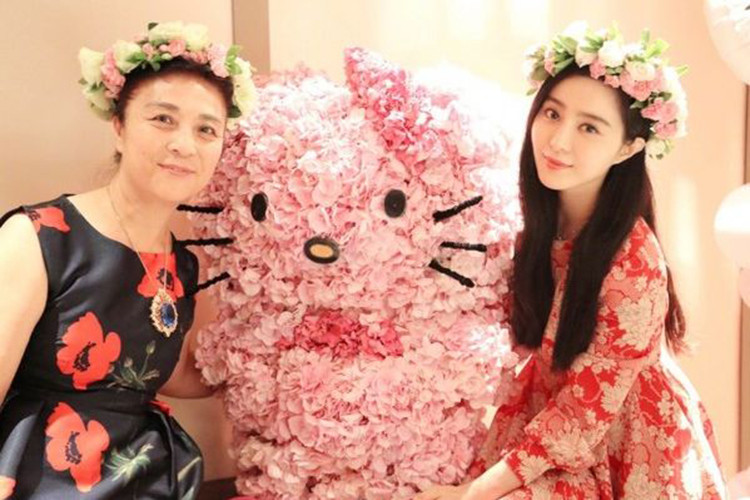 Bà Trương Truyền Mỹ luôn song hành cùng cô con gái nổi tiếng trong mọi hoạt động. Được biết, khi Phạm Băng Băng hẹn hò Lý Thần, bà rất ủng hộ chuyện tình cảm của con gái. Ảnh: epochtimes