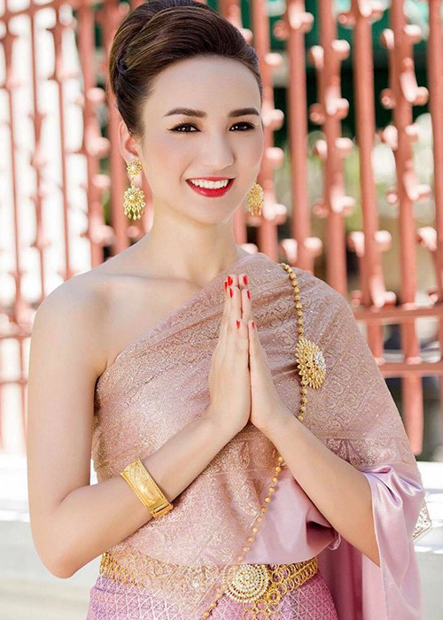 Ngọc Diễm đẹp rạng rỡ trong trang phục truyền thống của Thái Lan.