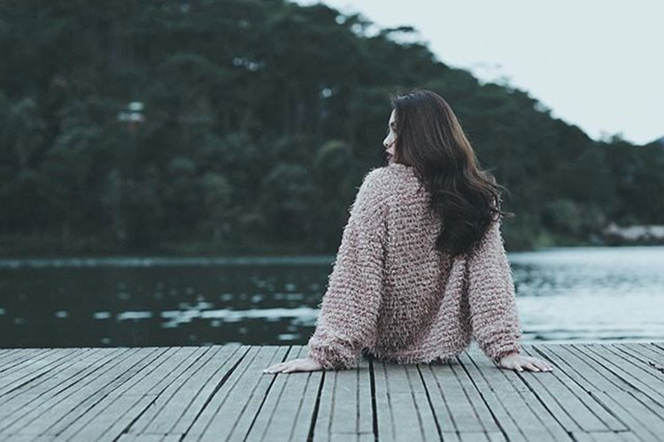 Tăng Thanh Hà tâm sự: “Chỉ muốn đến những nơi cỏ cây hoa lá, không ồn ào náo nhiệt! Có lẽ nơi ấy người ta sống chậm hơn, hạnh phúc đơn giản hơn, bình yên ở đâu đó. Nhắm mắt lại lòng cảm thấy vui! Cho em về với nơi em thuộc về”.