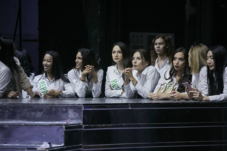 Hình ảnh Hương Giang Idol nổi bật trong buổi tập luyện. Hiện, đại diện Việt Nam dẫn đầu bình chọn trên Instagram và Youtube của cuộc thi.