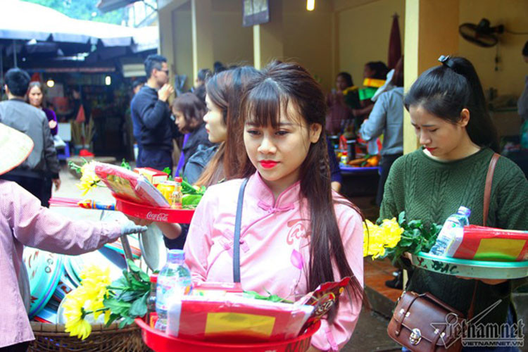 Nhiều bạn trẻ rủ nhau đi thành tốp. Nhiều bạn trẻ rủ nhau đi thành tốp.