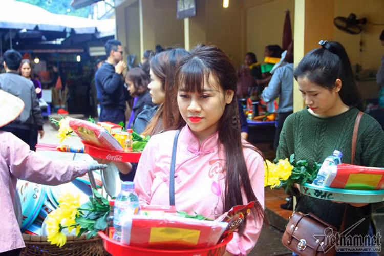 Nhiều bạn trẻ rủ nhau đi thành tốp.