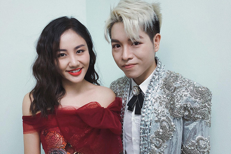 Hình ảnh Văn Mai Hương tươi rói bên Đức Phúc sau một buổi biểu diễn.