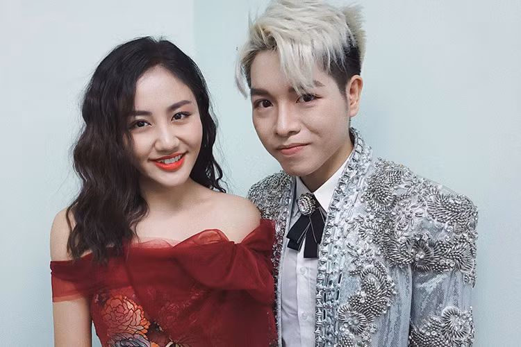 Hình ảnh Văn Mai Hương tươi rói bên Đức Phúc sau một buổi biểu diễn.