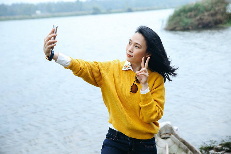 Ngoài biểu cảm chu môi, Mỹ Tâm cũng thường xuyên tạo dáng giơ tay chữ V.