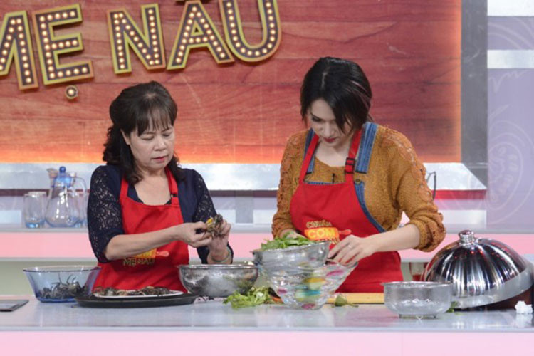 Trong chương trình, mẹ của nữ ca sĩ tiết lộ, khả năng nấu nướng của con gái thuộc dạng "khó đào tạo". Ảnh: Thể thao văn hóa