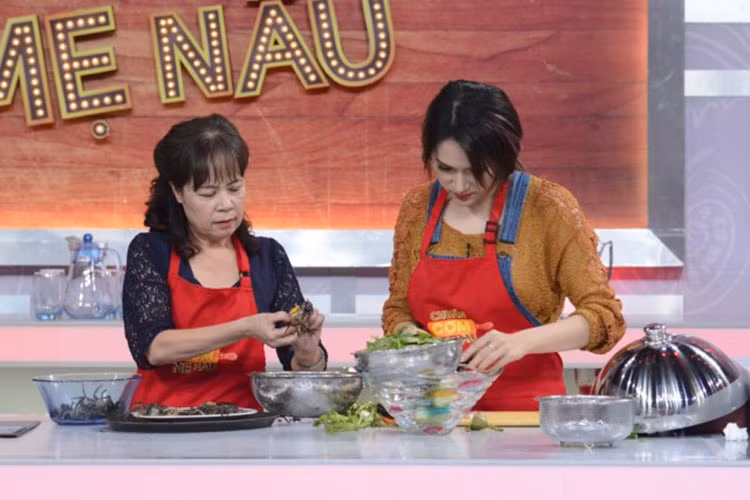 Trong chương trình, mẹ của nữ ca sĩ tiết lộ, khả năng nấu nướng của con gái thuộc dạng "khó đào tạo". Ảnh: Thể thao văn hóa