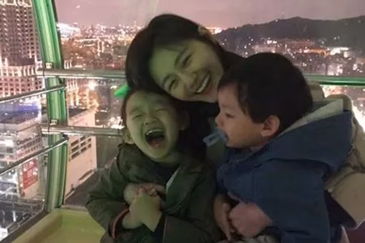 Hình ảnh Đại S vui vẻ bên hai con.