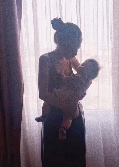 Elly Trần tiết lộ hình ảnh ru con trai lúc 2 tháng tuổi.