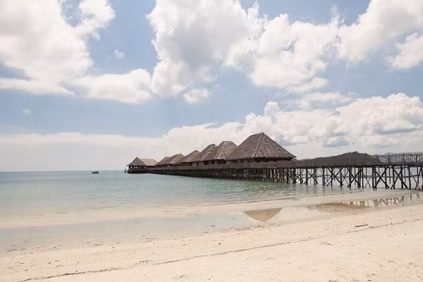 Những người có ít thời gian, tốt hơn hết bạn nên có kế hoạch và đặt trước các dịch vụ trước khi bạn ghé thăm hòn đảo này để mọi thứ được chuẩn bị sẵn sàng. Các hoạt động phổ biến bao gồm đi thuyền, đi bộ đến các thác nước ăn trưa kiểu Malay trong một ngôi làng gần đó. Tại Đảo Telunas Private, tất cả các hoạt động được bao gồm trong giá, tuy nhiên có một khoản phí cho những người ở tại đây.