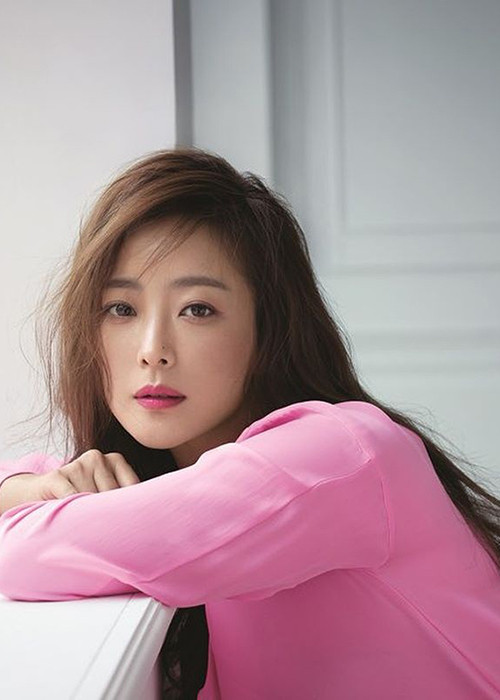 Ngoài sự nghiệp diễn xuất thành công, Kim Hee Sun còn là ngôi sao đắt show sự kiện, làm người mẫu quảng cáo. Ảnh: Instagram