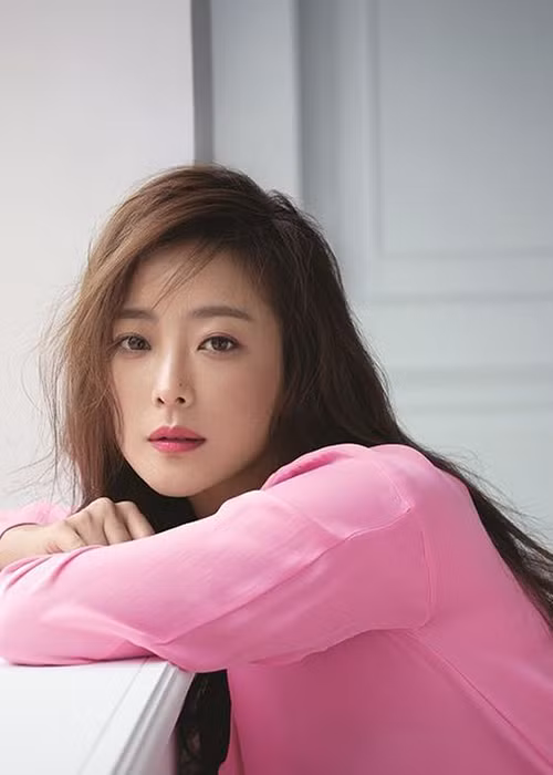 Ngoài sự nghiệp diễn xuất thành công, Kim Hee Sun còn là ngôi sao đắt show sự kiện, làm người mẫu quảng cáo. Ảnh: Instagram