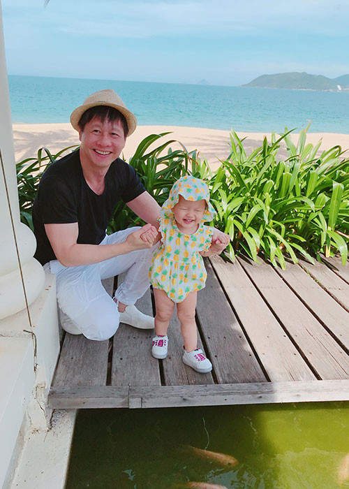 Hình ảnh bé Bồ Cầu cười tít mắt trong chuyến đi biển đầu tiên của mình.