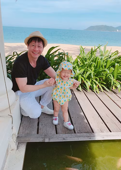 Hình ảnh bé Bồ Cầu cười tít mắt trong chuyến đi biển đầu tiên của mình.