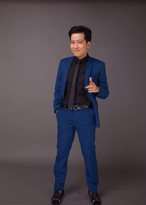 Trường Giang sinh năm 1983 tại Quảng Nam. Anh thi đỗ vào trường Đại học Sân khấu - Điện ảnh TP HCM nhưng sau đó bị đuổi học vì không có tiền đóng học phí.