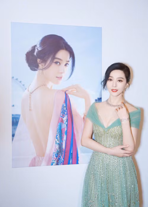 Tại sự kiện, nữ diễn viên vui vẻ trả lời câu hỏi về đám cưới với Lý Thần. Ảnh: Sina